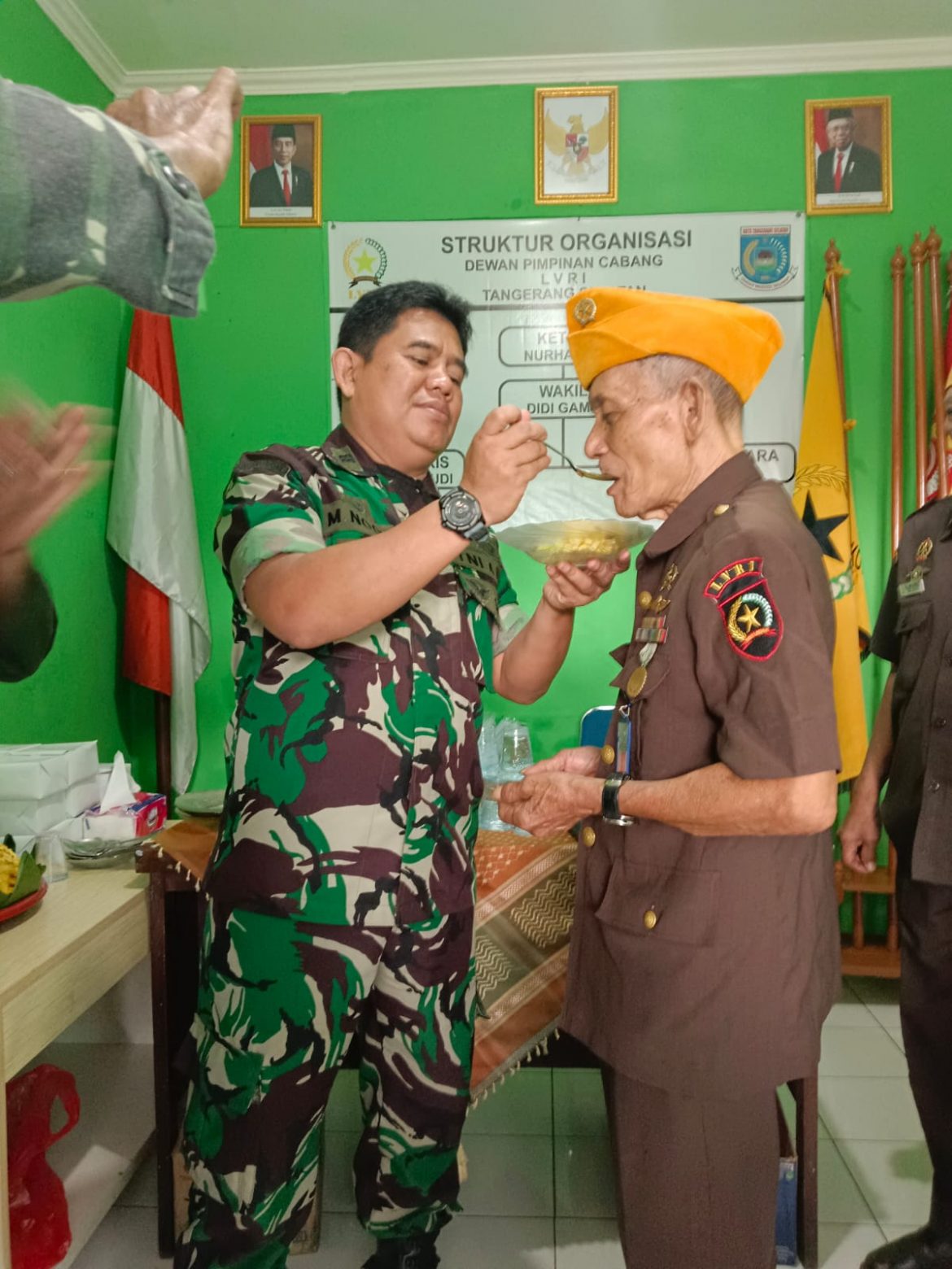 Potong Tumpeng Di Peringati Hari Veteran Dunia, Babinsa Peltu M Nooh Ajak Generasi Muda Tanamkan Jiwa Nasionalisme