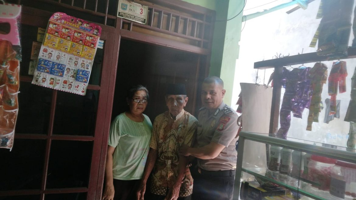 Polsek Tanjung Duren Berhasil Menemukan Keluarga Lansia Yang Tersasar
