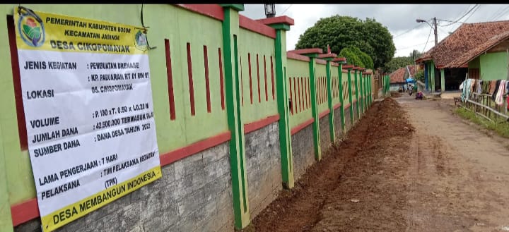 PembuatanPembuatan Saluran Drainase Desa Cikopomayak di Duga Asal asalan