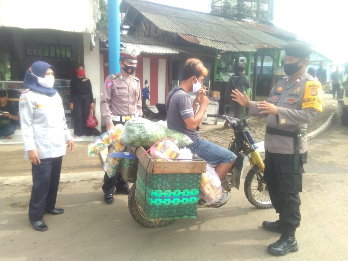 Personel Polsek Banjarsari Secara Mobile Ajak Masyarakat Untuk Menjaga Kesehatan Serta Memelihara Harkamtibmas