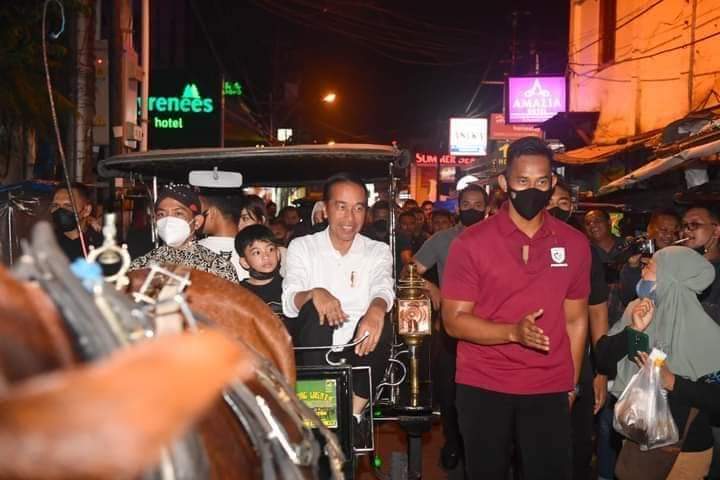 Nikmati Sabtu Malam, Presiden Jokowi Bersama Keluarga Naik Andong di Malioboro