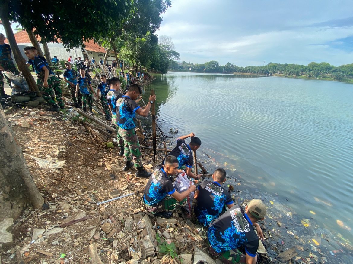 Yonif Mekanis 201/JY melaksanakan Karya Bakti pembersihan danau Setu Tipar bersama Masyarakat sekitar Danau Tipar, Mekarsari Depok