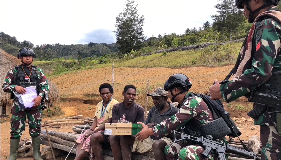 Satgas Yonif Mekanis 203/AK berikan Sepatu baru untuk anak Pegunungan Tengah