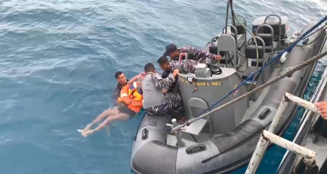 Gerak Cepat Kapal Perang TNI AL KRI Albakora – 867,Evakuasi Penumpang Speed Boat Tengelam Di Memberamo Raya Papua