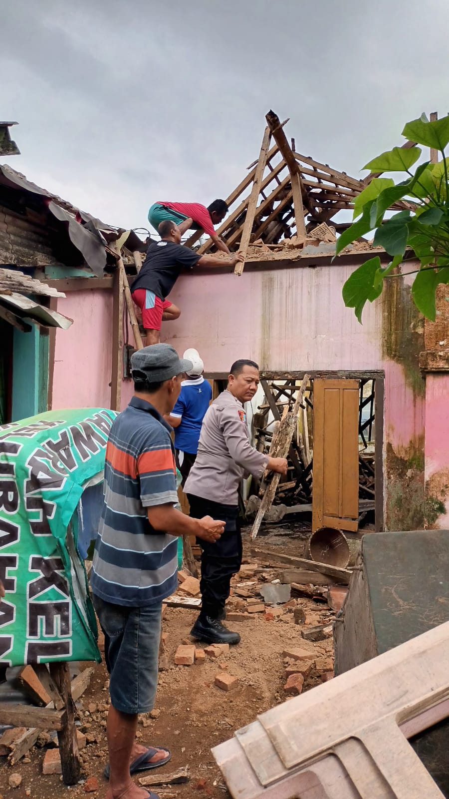 Bentuk Hadir Polri Berada Ditengah Masyarakat, Personel Polsek Cihaurbeti Ciamis Bersama Warga Melaksanakan Karya Bakti