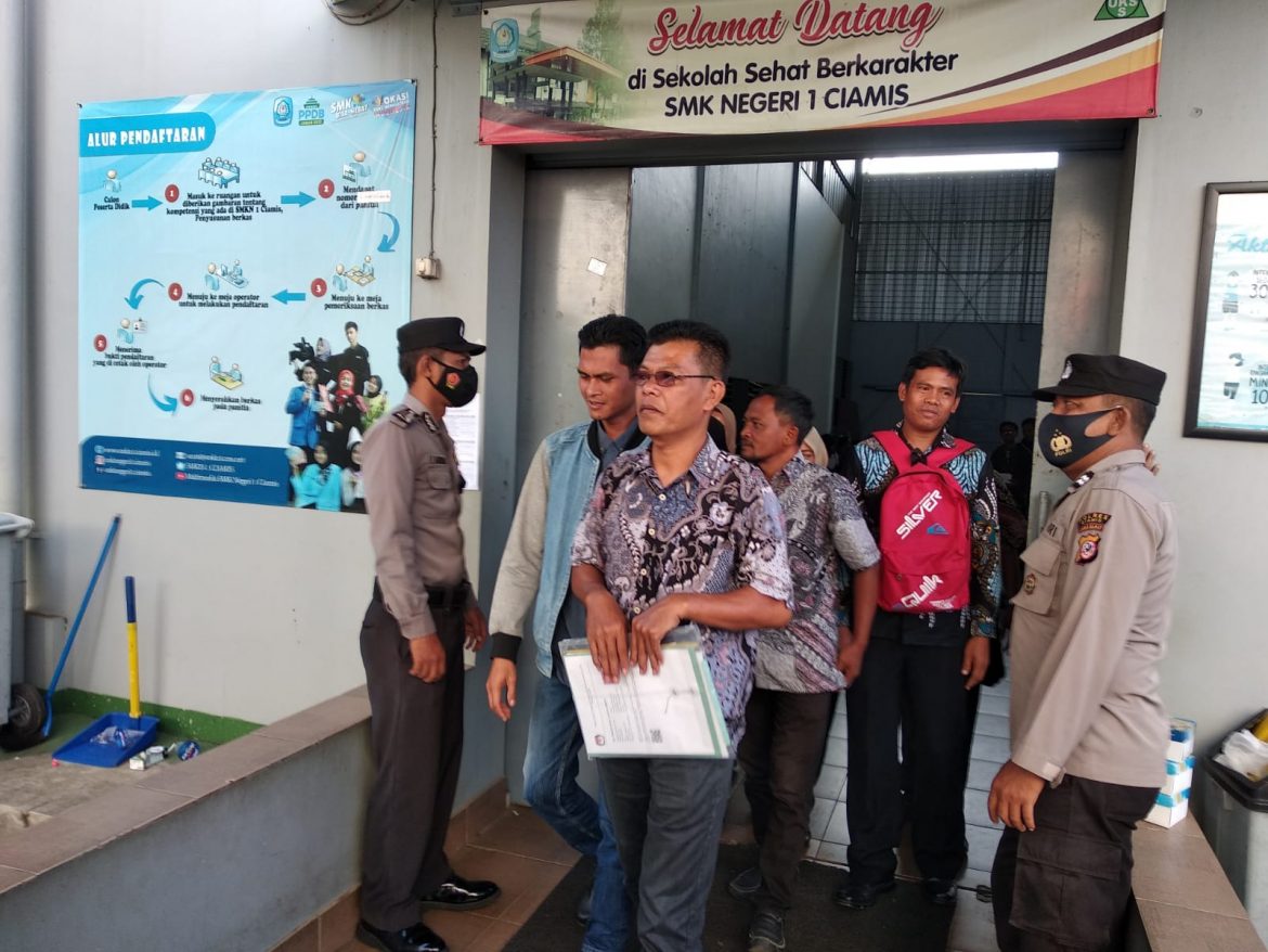 Upaya Polri Dalam Memberikan Rasa Aman Kepada Masyarakat, Personel Polres Ciamis Monitoring Pelaksanaan Tes Tertulis Sistem CAT