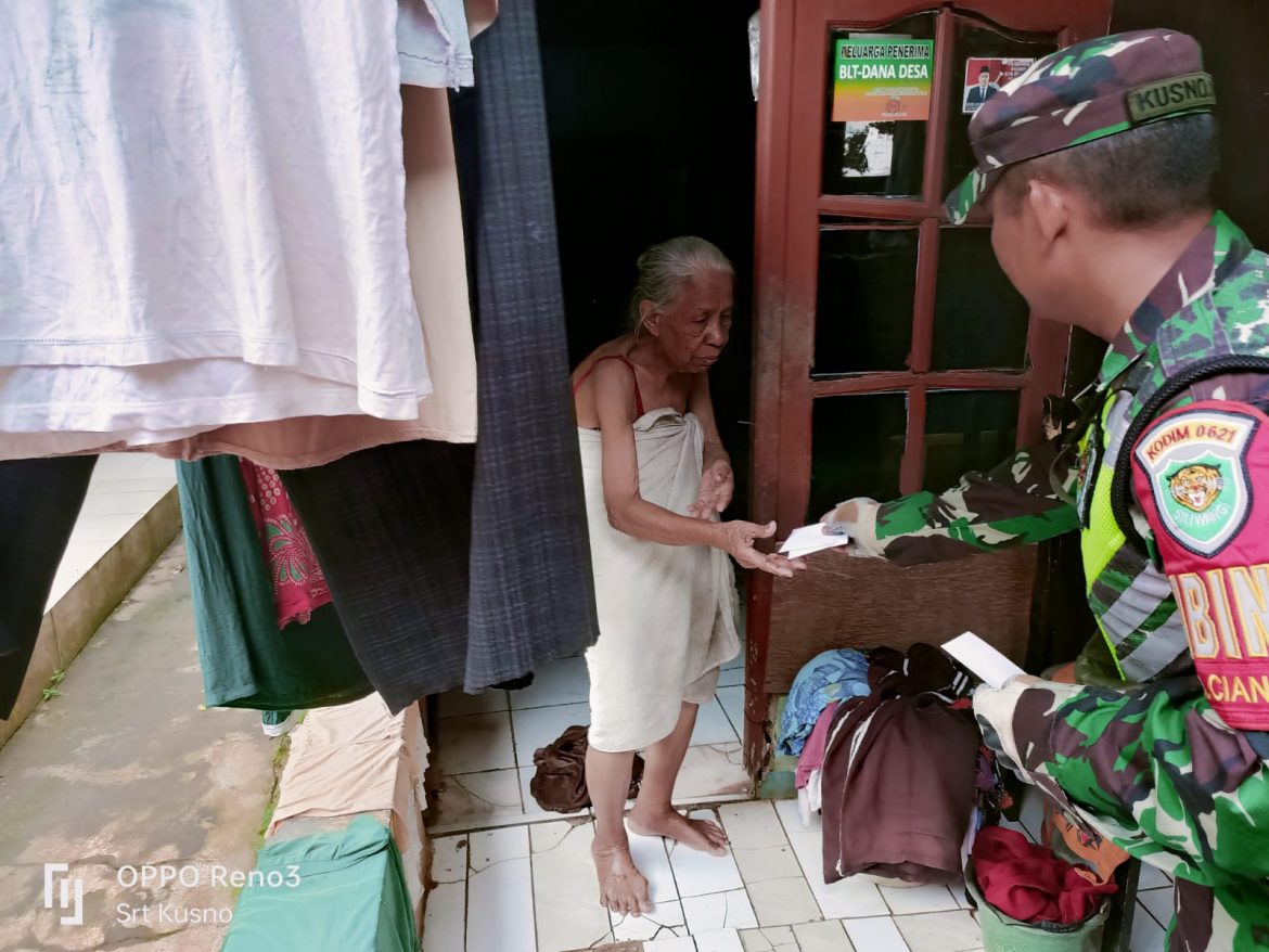 Babinsa Ciangsana Koramil 0621-05/GP Sertu Kusno Memberikan Bantuan Kepada Warga Jompo, dalam giat “Berbagi itu Indah”.