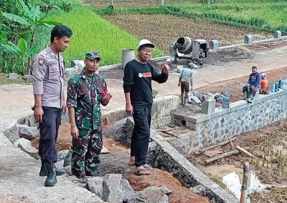 Upaya Pencegahan Peyalahgunaan Anggaran, Kapolsek Rajadesa Polres Ciamis Monitoring dan  Edukasi Pegawai Pekerja