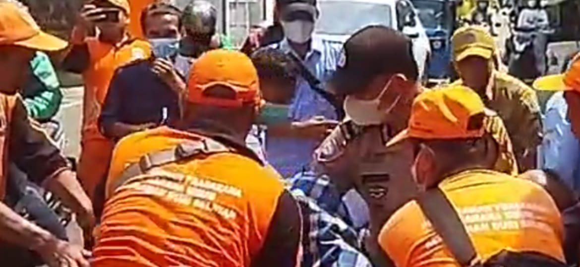 Anggota Polsek Tambora Membantu Evakuasi Warga Tuna Wisma Yang Sakit Tergeletak Dipinggir Jalan