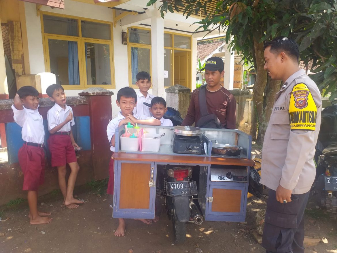 Polsek Pataruman Polres Banjar: Polisi Sahabat Anak, Traktir Cilor