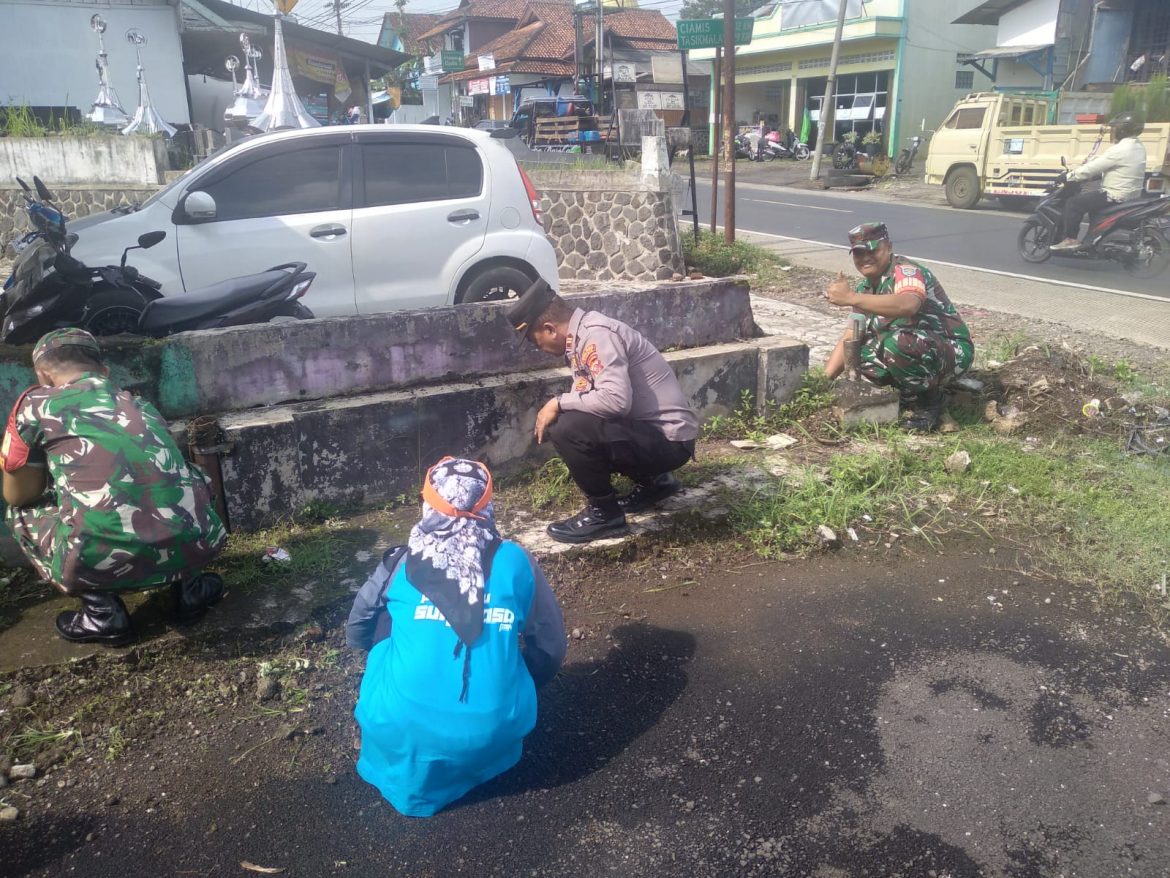 Wujudkan Wilayah Bersih dan Asri: Polsek Cipaku Bersama TNI dan Masyarakat Gelar Karya Bakti di Area Kawasan Gedung IC Cipaku