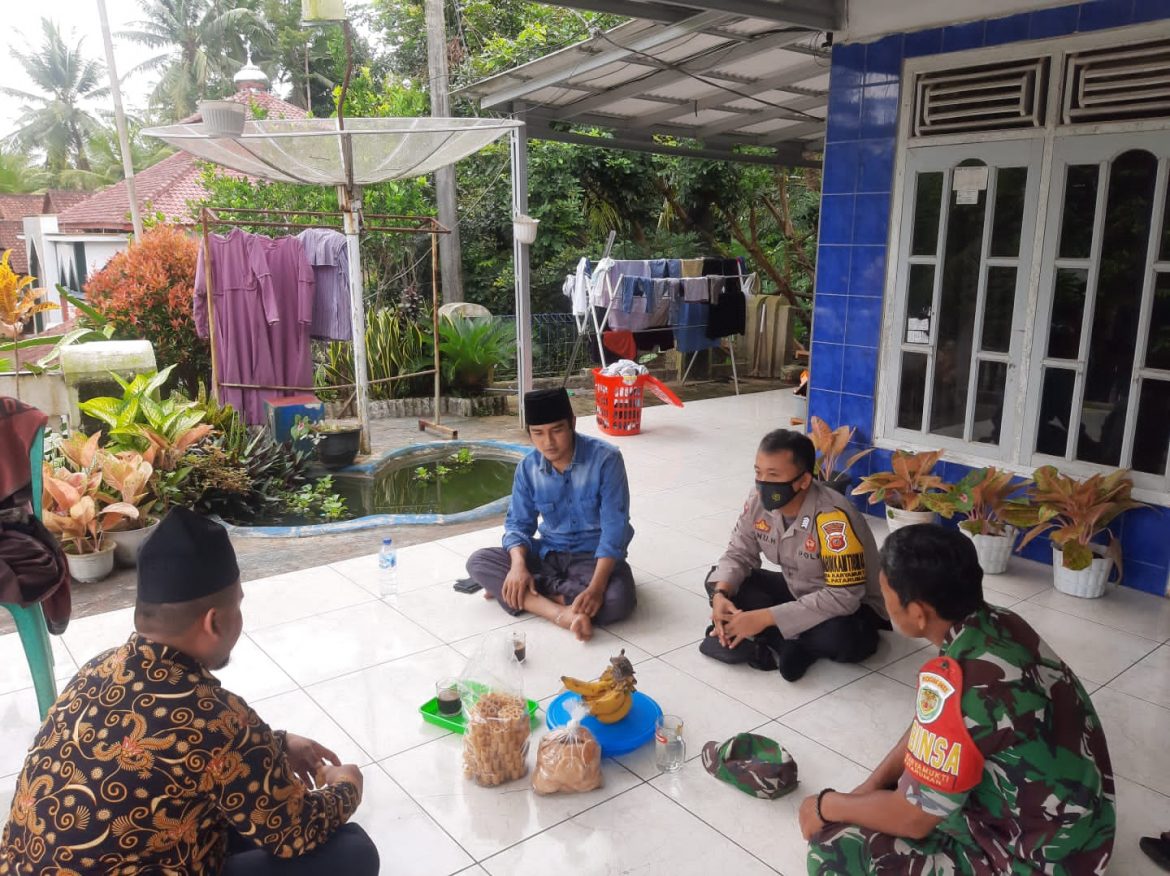 Dalam Memelihara Harkamtibmas: Bersama Babinsa, Personel Polsek Pataruman Silaturahmi Sambangi Warga
