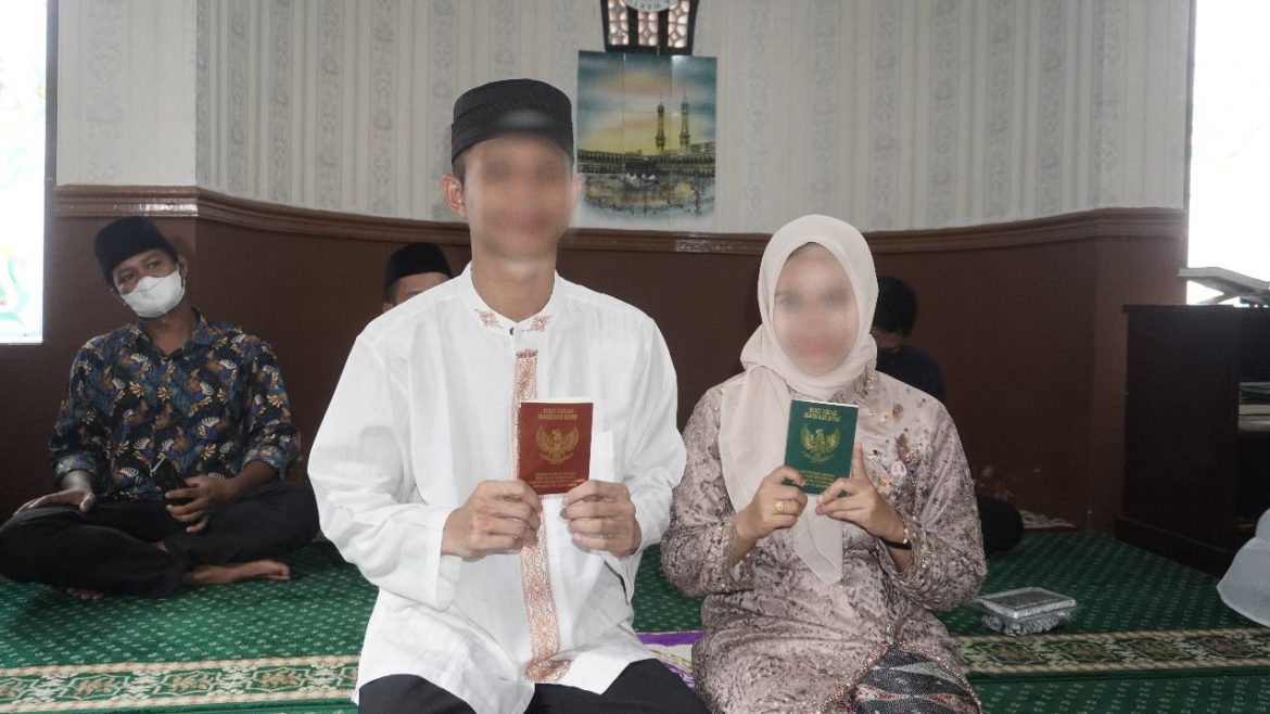 Polsek Tampan Memfasilitasi Tahanan Melaksanakan Akad Nikah di Mushola Polsek Tampan