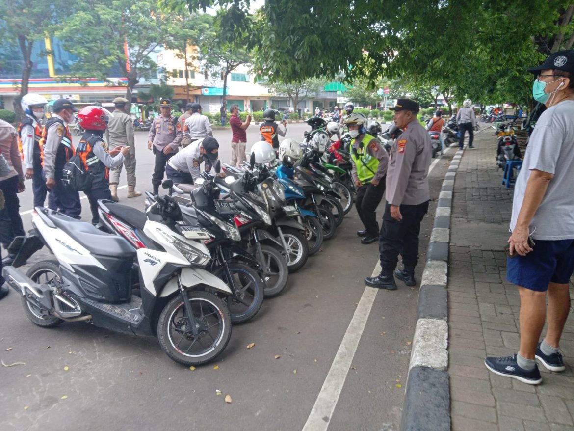 Polres Metro Jakarta Barat, Polsek Kalideres Juga Dishun Dan Satpol PP Menertibkan Parkir Liar