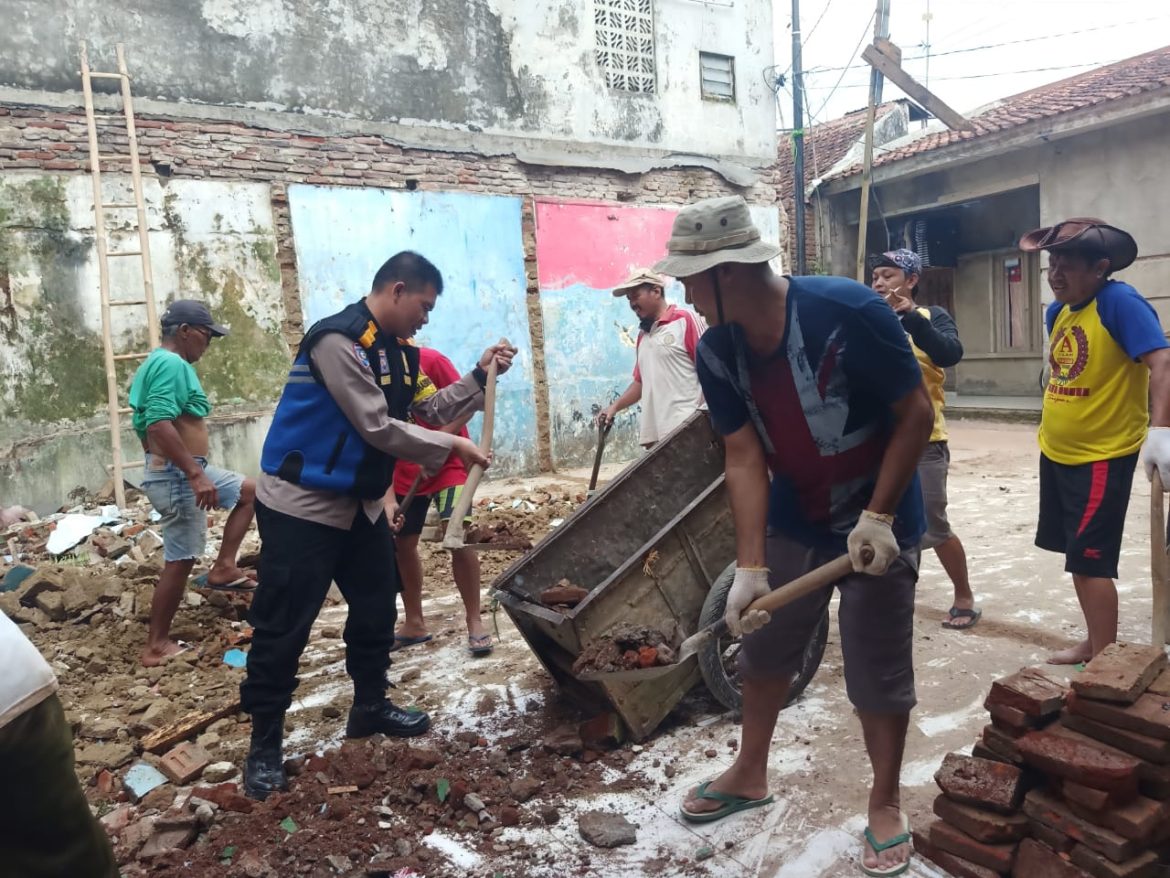 Polisi Gotong Royong, Bersihkan Material Bangunan Rumah Warga Yang Sudah Lapuk