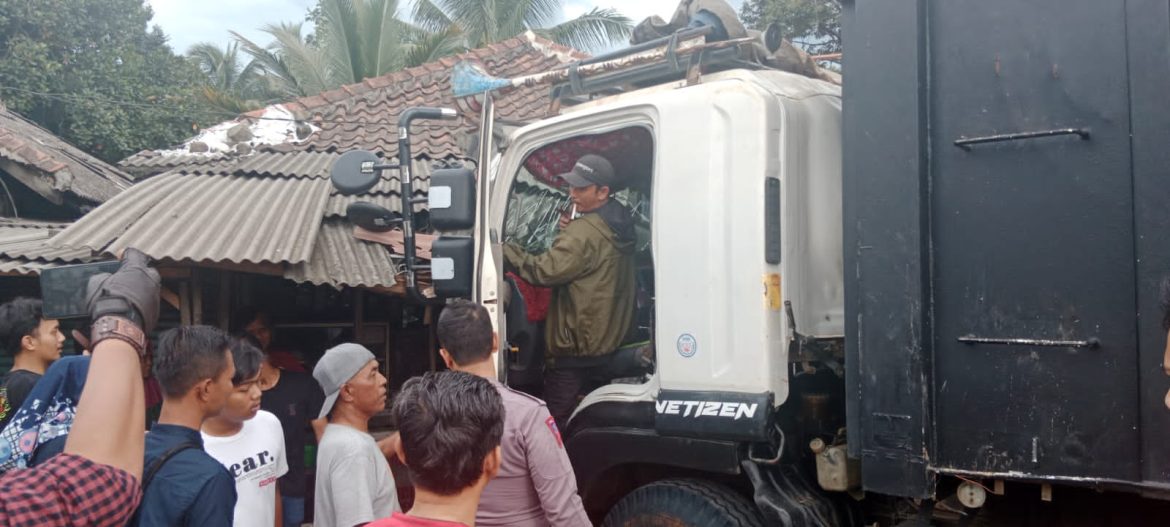 Akibat Rem Blong Sebuah Truk Tabrak Warung di Cigudeg Kabupaten Bogor