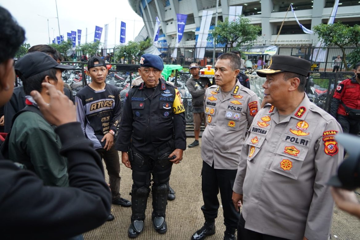 Kapolda Jabar : Pengamanan Pertandingan Sepak Bola Liga 1 BRI Antara PERSIB BANDUNG VS PERSIJA JAKARTA Berjalan Aman Dan Kondusif
