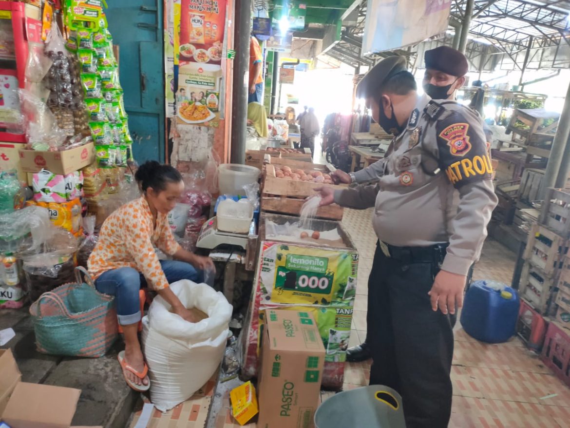 Polisi Pantau Bahan Pokok Di Sejumlah Pasar Modern Dan Tradisional