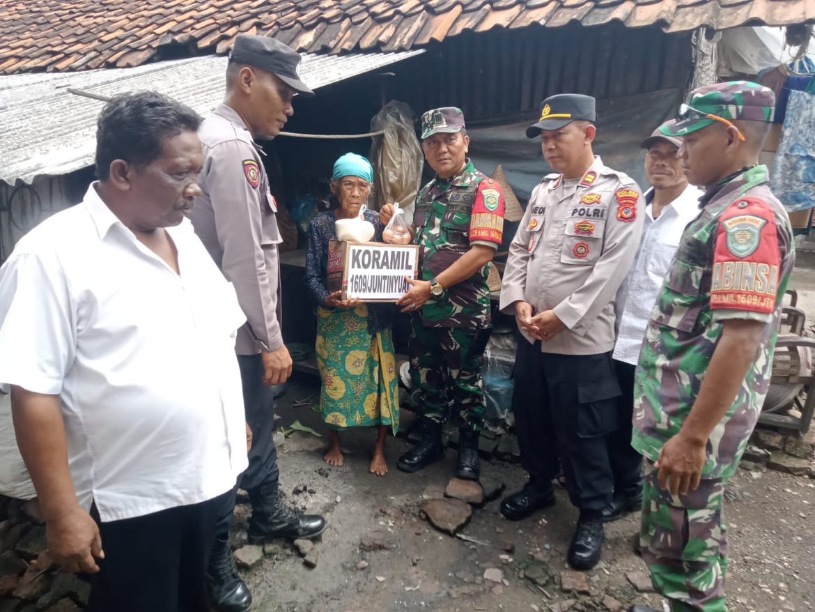 TNI-Polri Di Juntinyuat Bagikan Sembako Untuk Warga Kurang Mampu