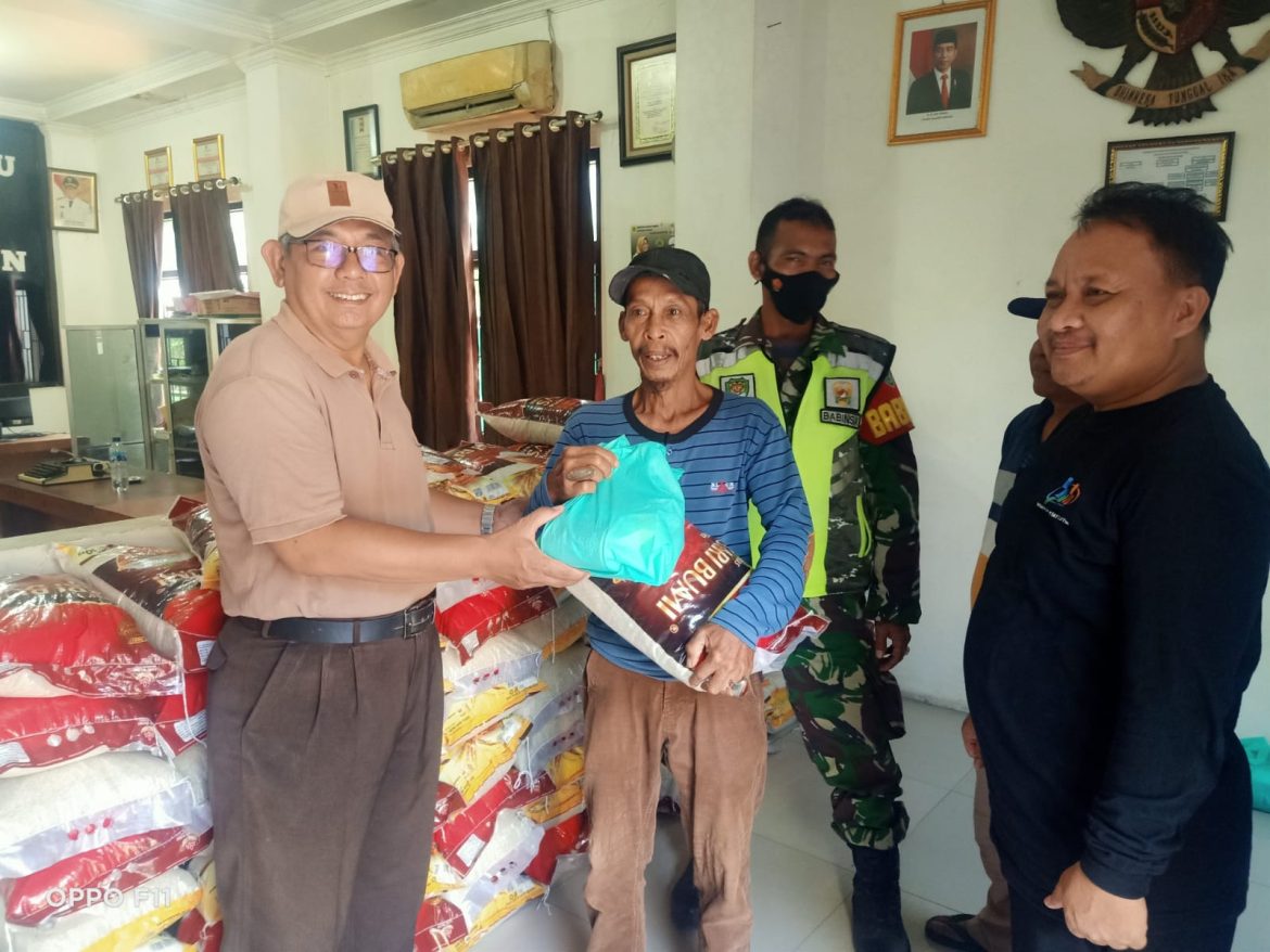 Babinsa Serka Leonard Koramil 0621-05/GP Desa Karanggan Giat Monitoring Penyaluran Bantuan Paket Sembako Murah