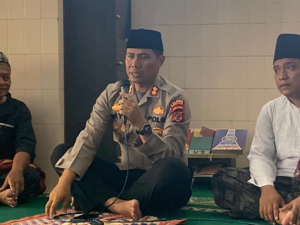 Polres Banjar Polda Jabar: Kapolres Beserta Wakapolres Banjar Melaksanakan Sholat Jumat dan Jumat Curhat di Masjid Miftahul Hidayah