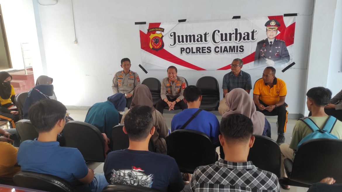 Secara Langsung Kapolres Ciamis, Melalui Jum’at Curhat Menerima Keluhan dan Aspirasi Dari Masyarakat Kelurahan Sindangrasa