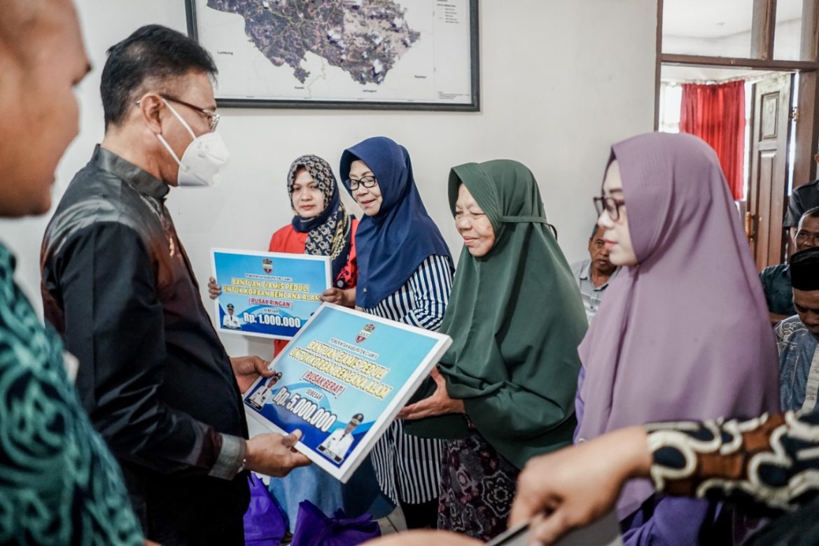 Bupati Ciamis Bantu Warga Yang Terdampak Musibah di Kecamatan Panawangan