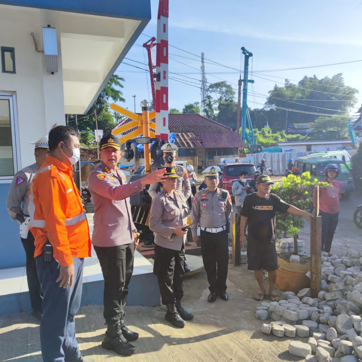 Akibat Rem Blong Sebuah Truk Terguling dan Menabrak Kendaraan Nisan Livina Di Jalan Danansasmita Kota Bogor