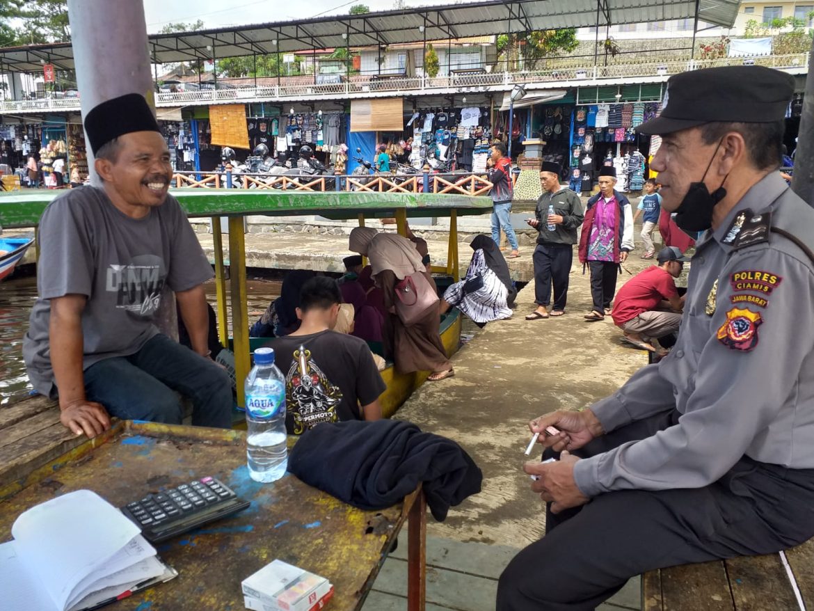 Personel Polsek Panjalu Polres Ciamis Sambang ke Masyarakat di Situ Lengkong