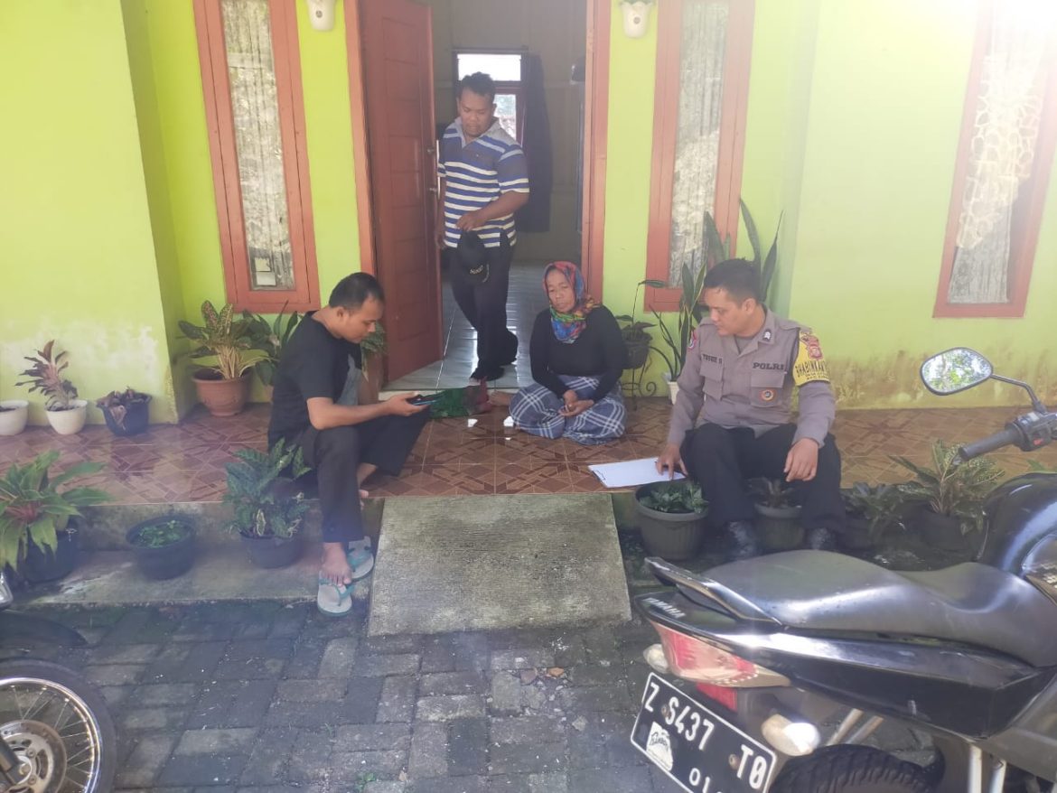 Pastikan Peyebab Kebakaran, Anggota Polsek Cipaku Polres Ciamis Datangi TKP Kebakaran Rumah di Desa Selamanik