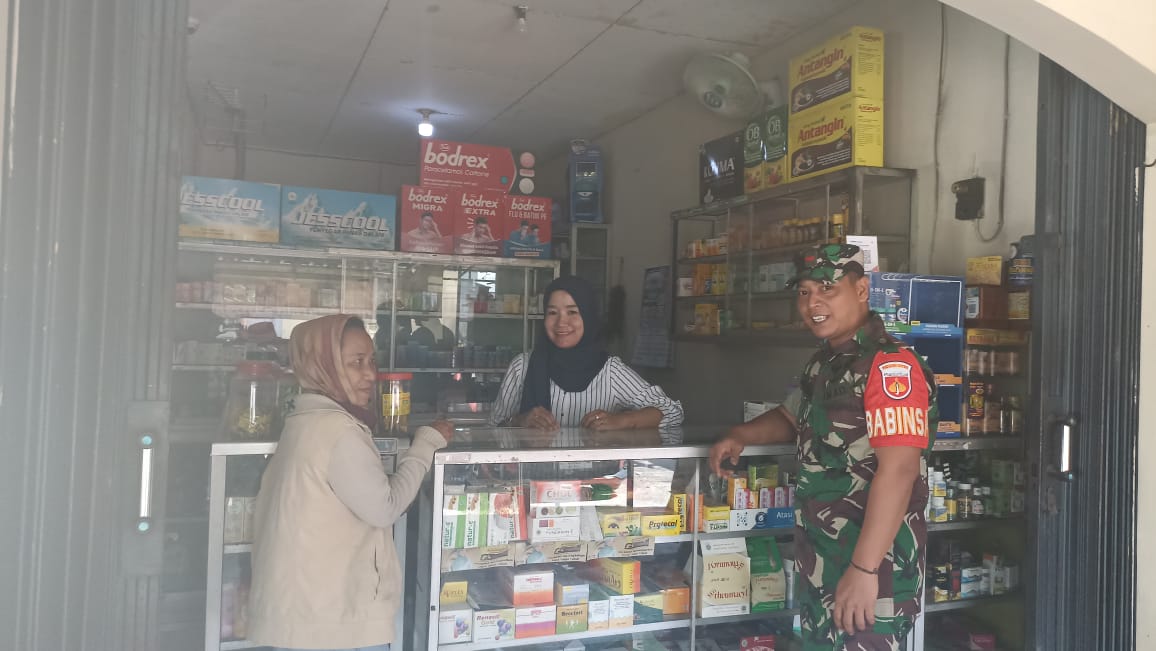 Babinsa Kratonan Sambang & Binluh Kepada Karyawan Apotik