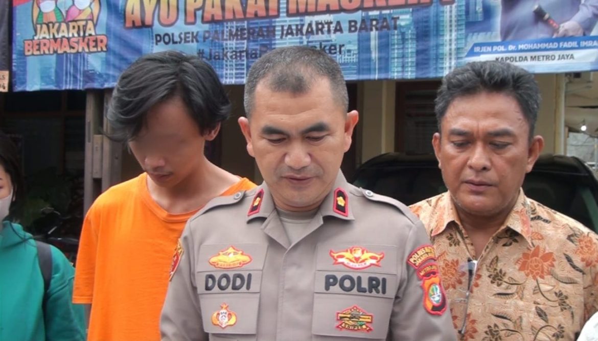 Seorang Pria Berinisial AG (20) Nekat Menjambret Handphone Milik Pelajar EN (18) Di Palmerah Jakarta Barat.
