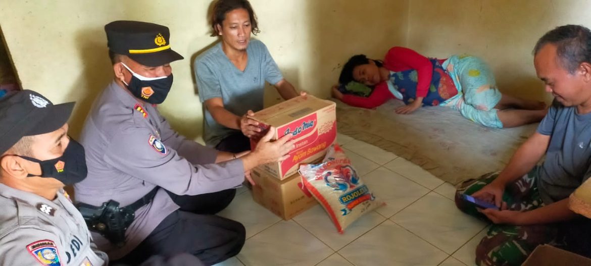 Kegiatan Sosial Polsek Bungur Sari Purwakarta Bagikan Sembako ke Warga Yang Menderita Sakit Menahun.
