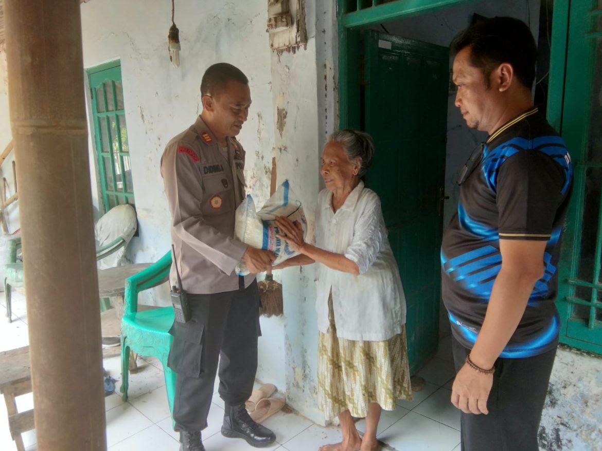Ringankan Beban Masyarakat, Polisi Berikan Bansos Pada Warga Kurang Mampu