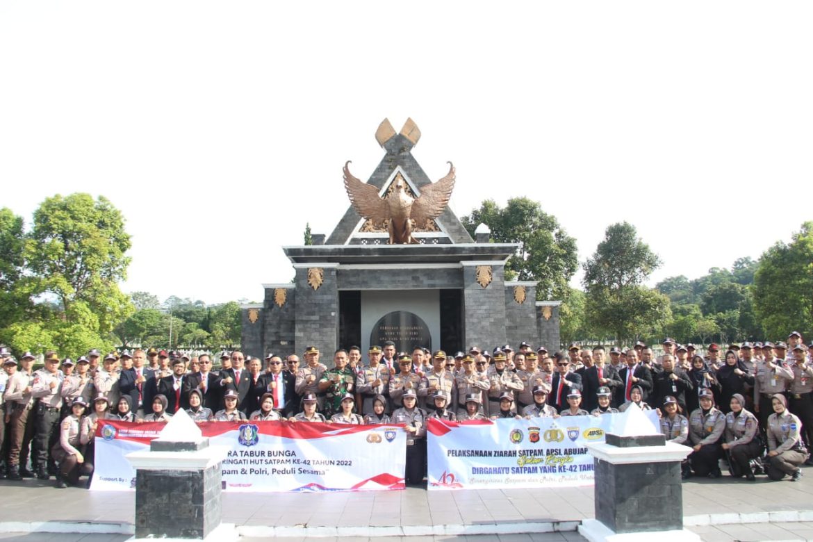 Hut Satpam Ke 42, Wadir Binmas Polda Jabar Laksanakan Tabur Bunga Di Taman Makam Pahlawan Cikutra
