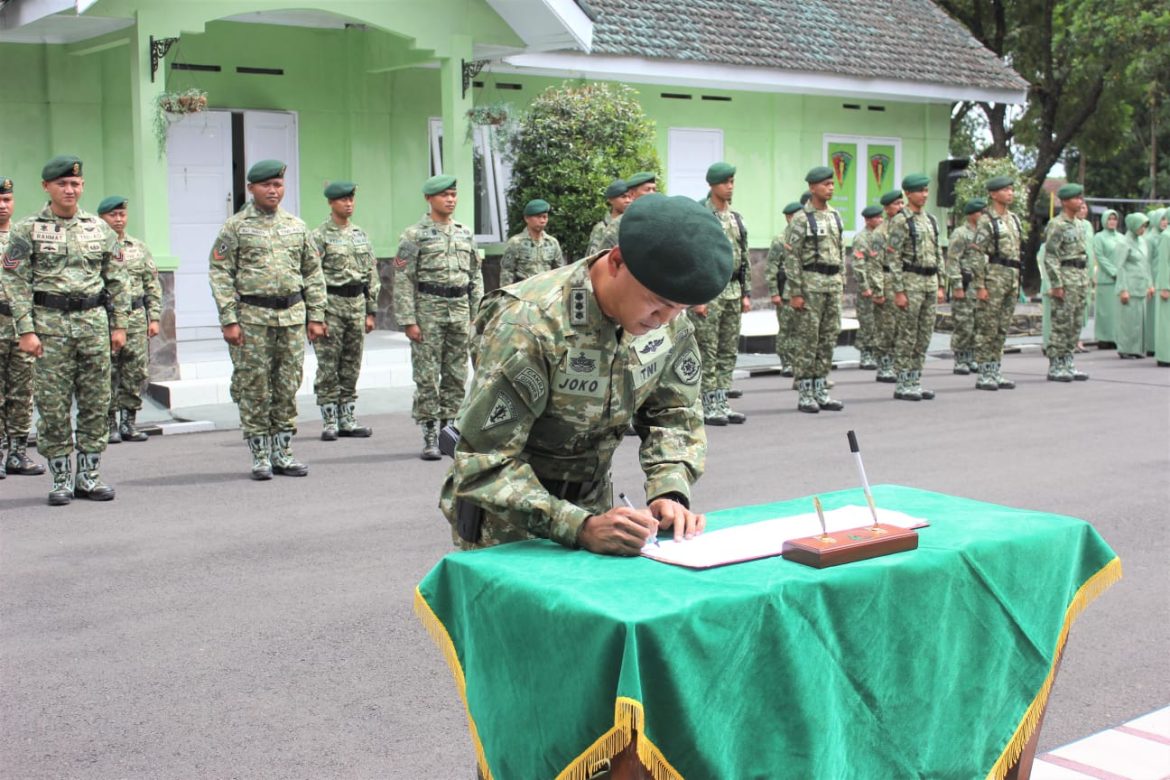 Tradisi Penyambutan Warga Baru Komandan Resimen Armed 2 Putra Yudha