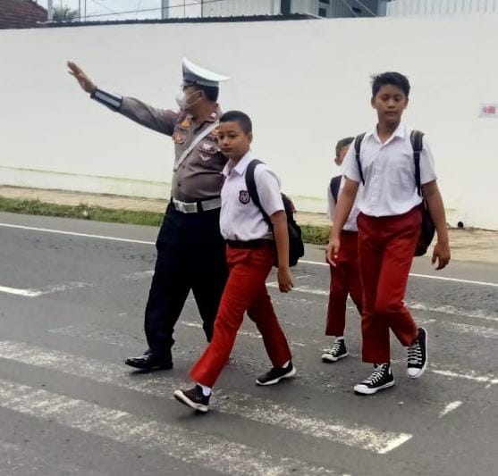 Polres Ciamis Polda Jabar: Anggota Polsek Cikoneng Lakukan Strong Point di Area Depan Sekolah
