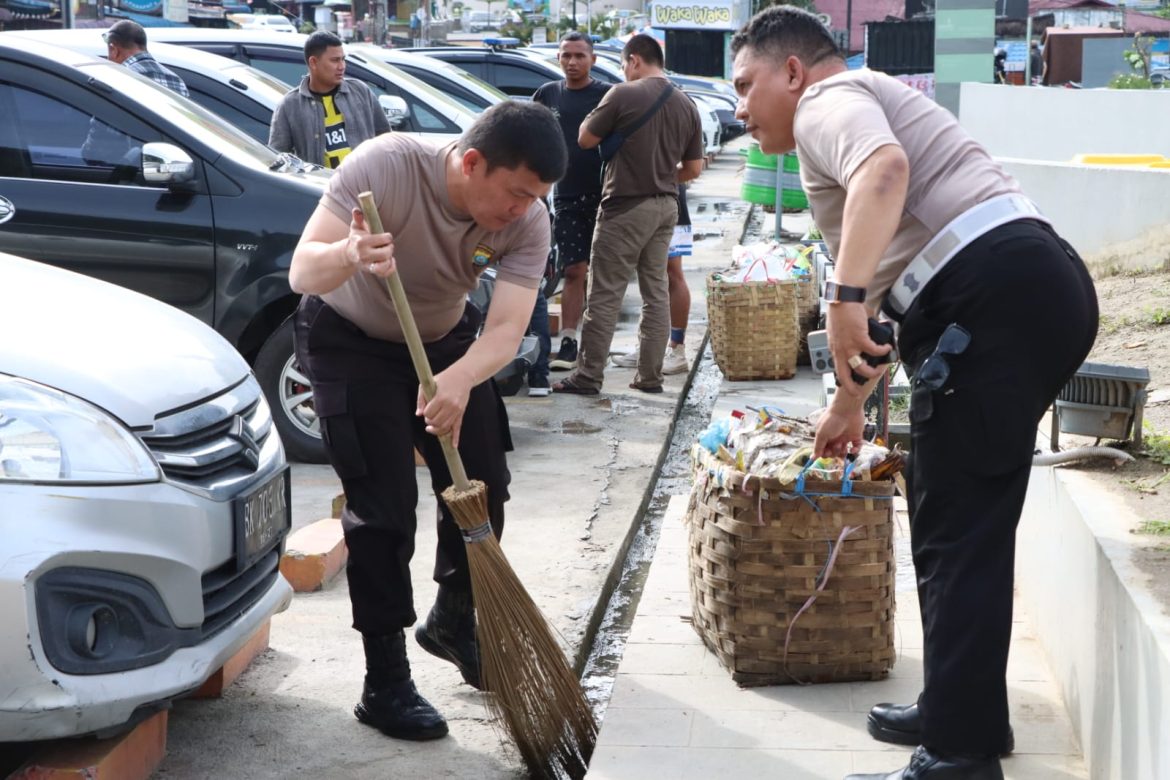 Dukung F1 H2O Danau Toba, Kapolres Simalungun Kurve Kebersihan Bersama Forkopimda Di Parapat