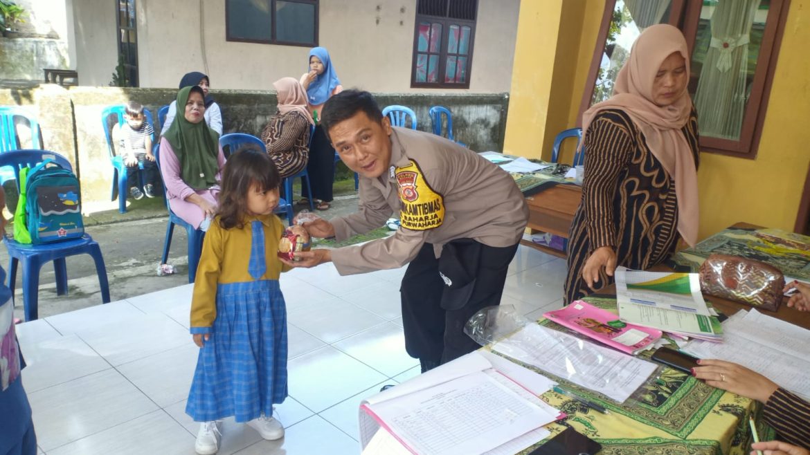 Polres Banjar Polda Jabar:Bhabinkamtibmas,Bantu Petugas Posyandu