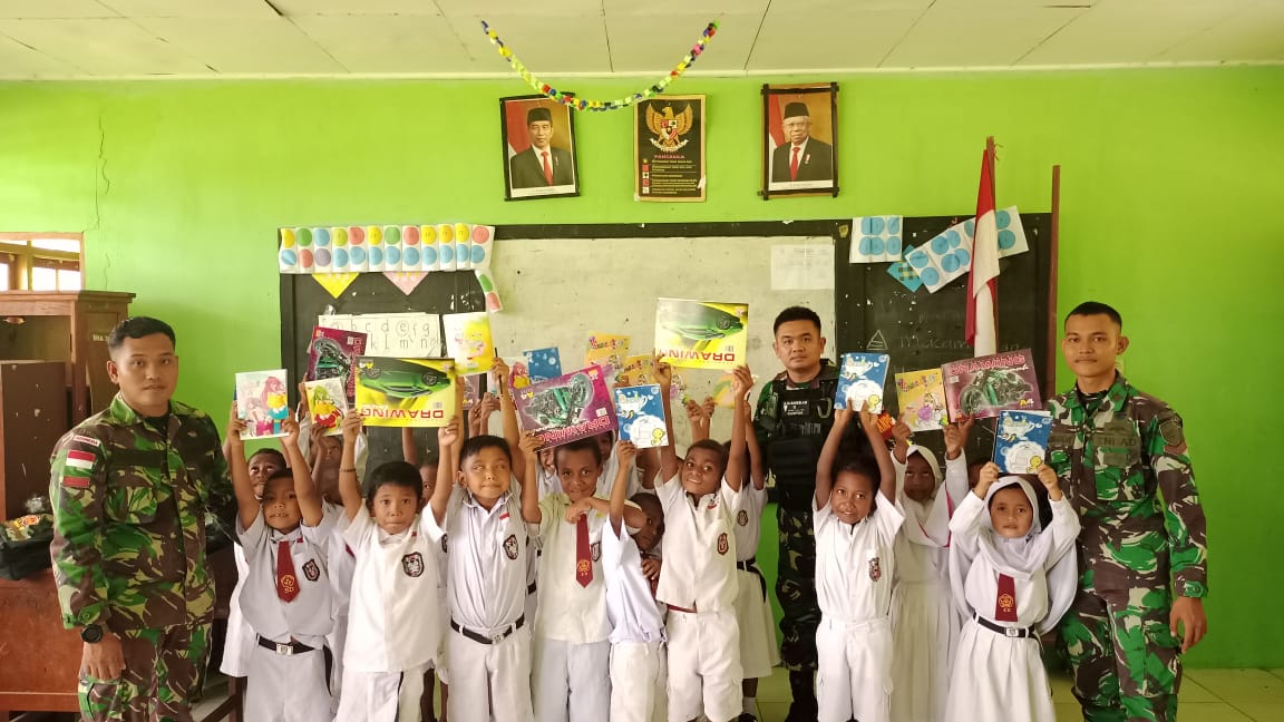 Turut Cerdaskan Anak Bangsa, Satgas Pamtas Yonif 132/BS Bantu Menjadi Gadik Hingga Beri Hadiah Perlengkapan Sekolah