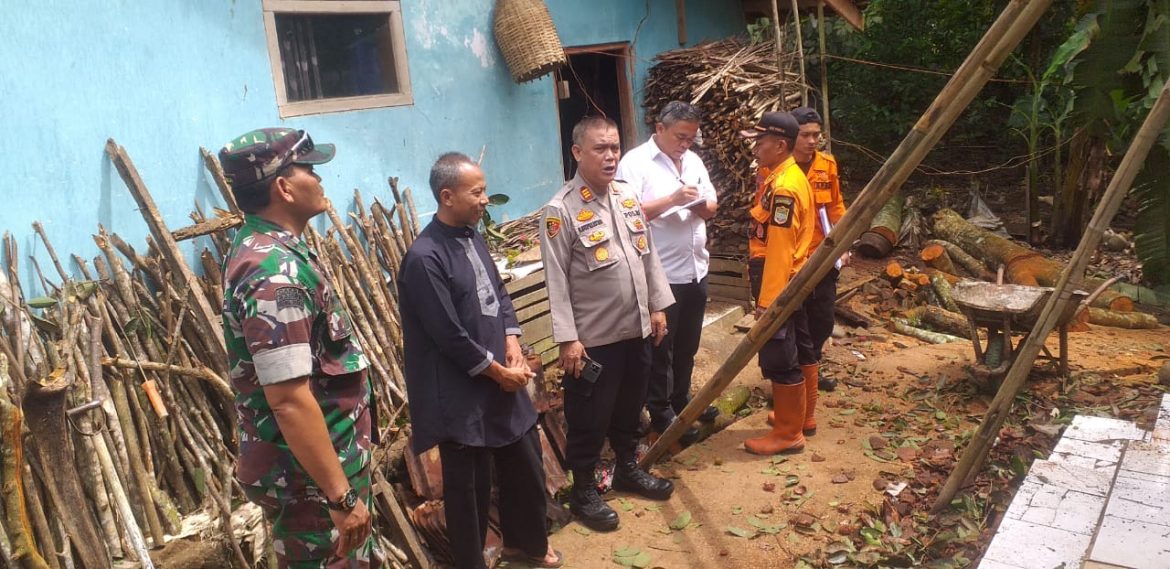 Kepedulian Polisi Datangi Warga Terkena Musibah Di Bunirasa