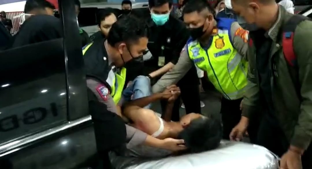Personel Satlantas Polres Metro Jakarta Barat Kembali Menunjukan Kesigapannya Dalam Merespon Dan Membantu Masyarakat Yang Sedang Kesulitan