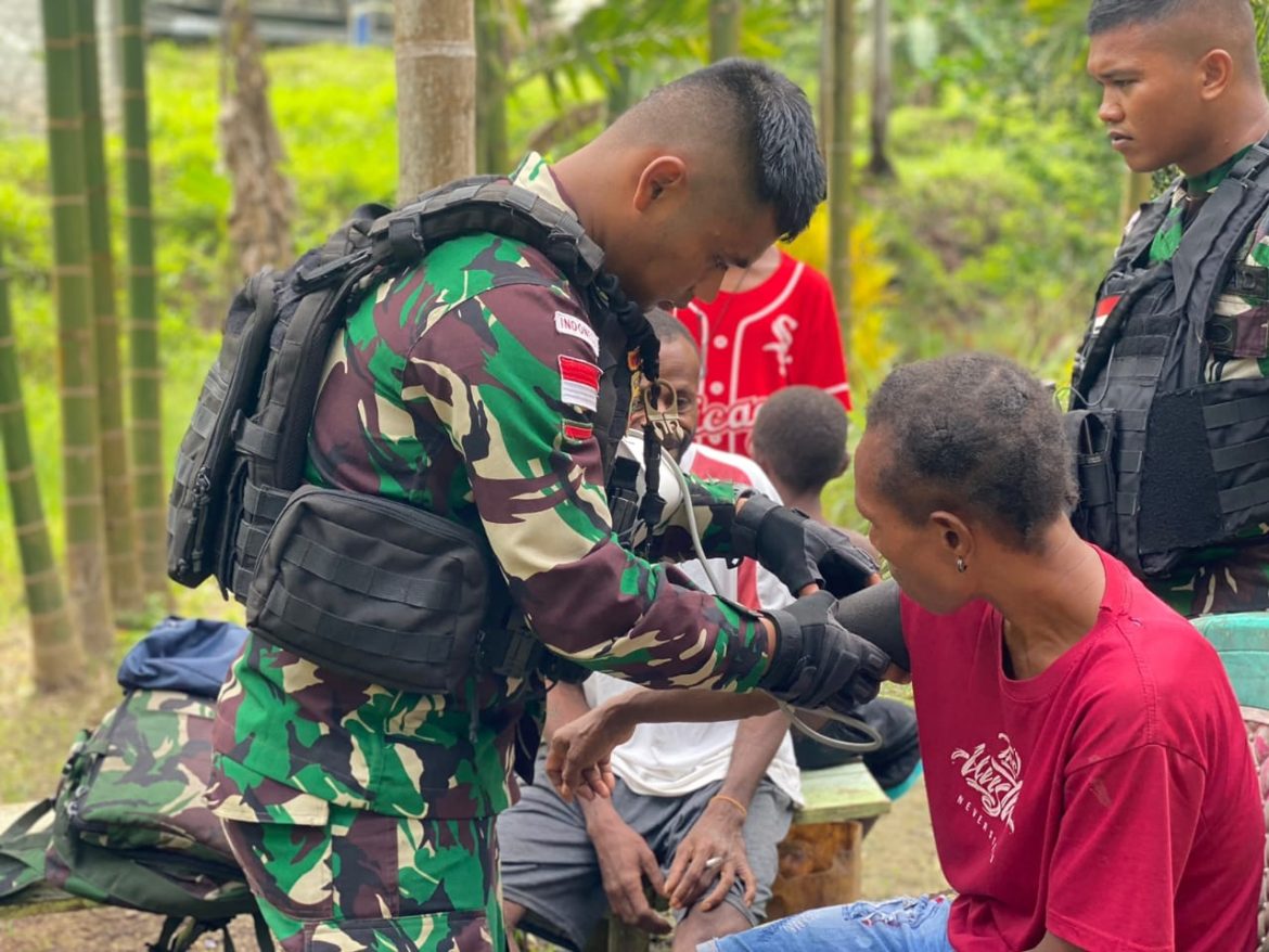 TNI AD Berikan Pelayanan Kesehatan Gratis Di Perbatasan