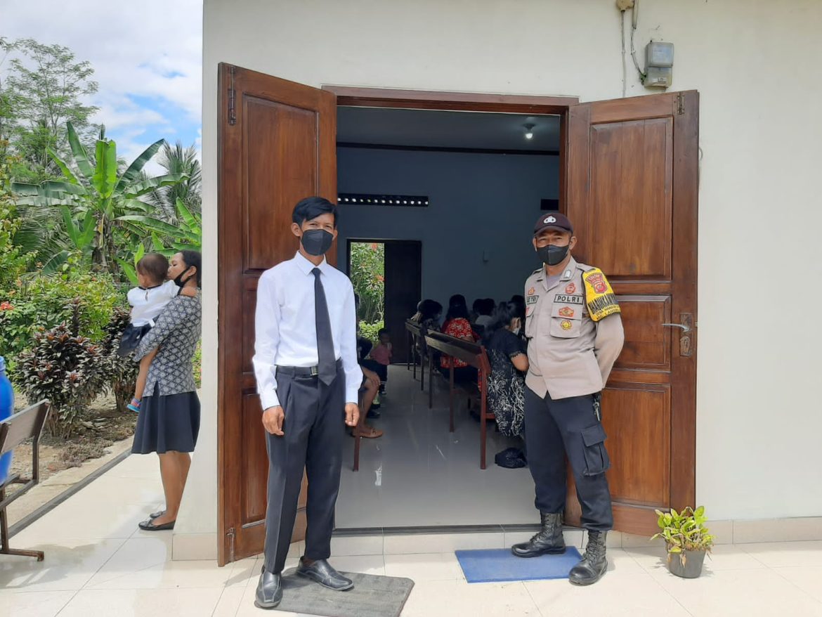 Berikan Rasa Aman Beribadah, Bhabinkamtibmas Laksanakan Pengamanan