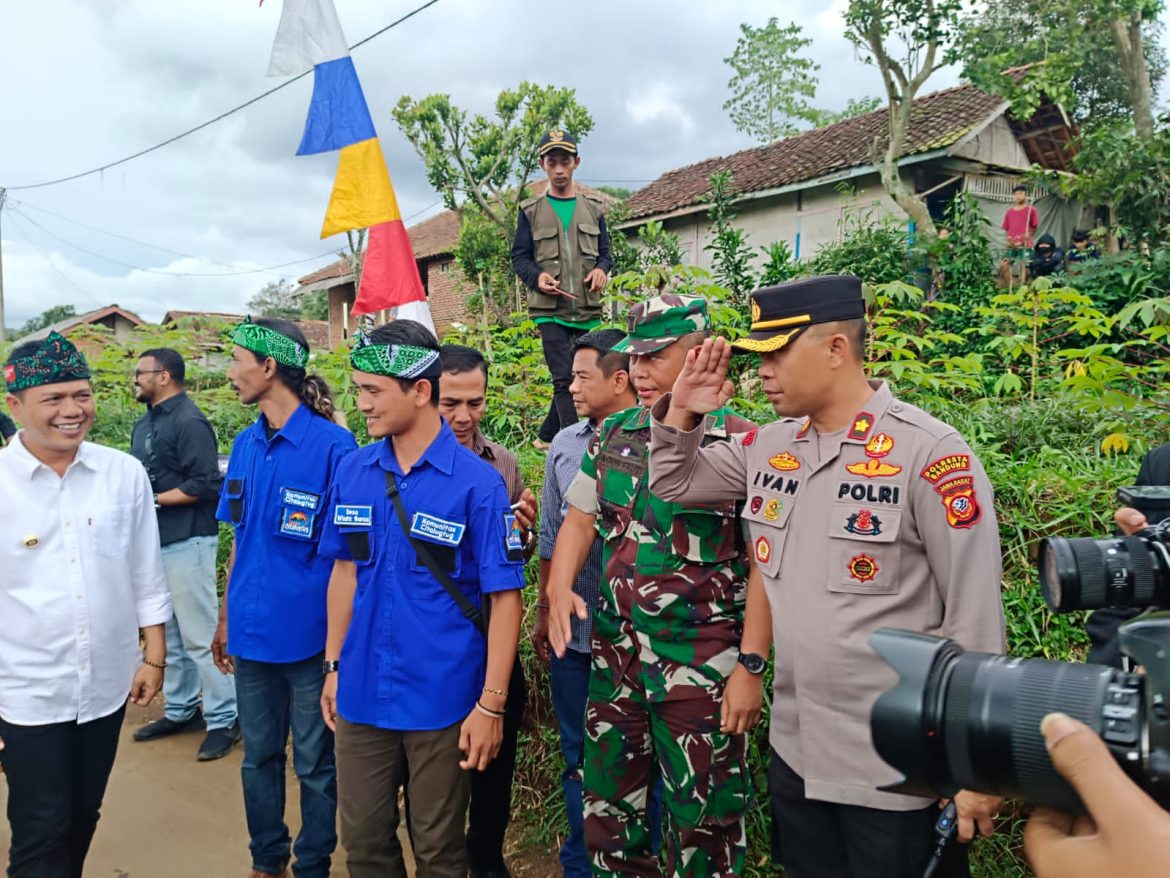 Puluhan Personel Gabungan Amankan Kunker Menpar-Ekraf di Wilkum Polsek Pameungpeuk Bandung