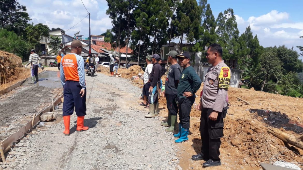 Bhabinkamtibmas Aiptu Suwardi Giat Gotong royong pengecoran Jalan Bersama Warga