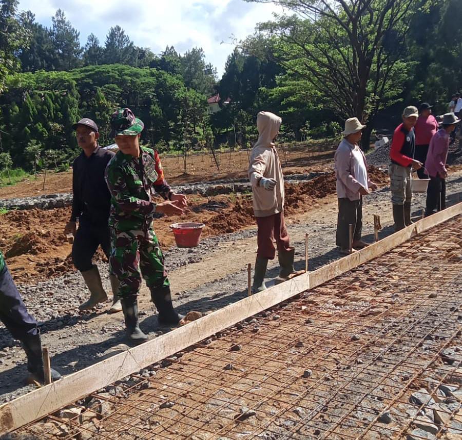 Budayakan Gotong royong Babinsa Desa Gunung Geulis Bersama Warga Giat Pengecoran Jalan