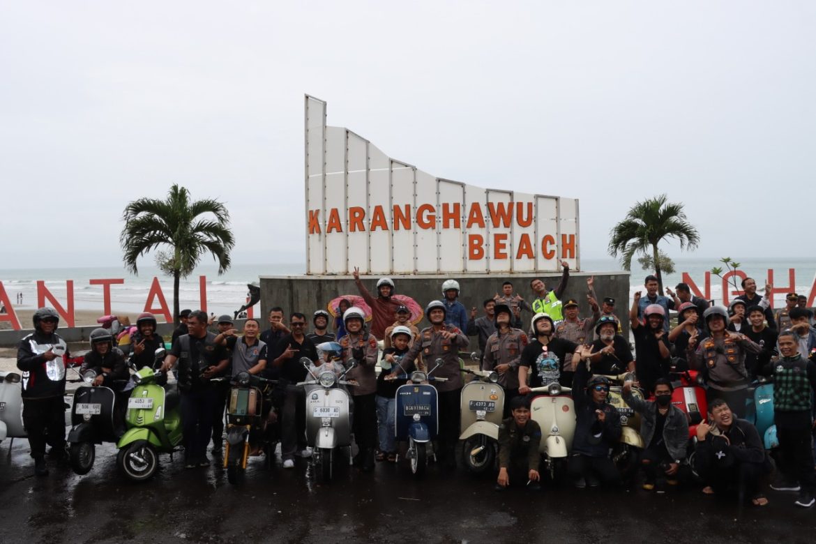 Dengan diantar Ratusan Motor Dari komunitas Vespa, Kapolres Sukabumi Bagikan Sembako