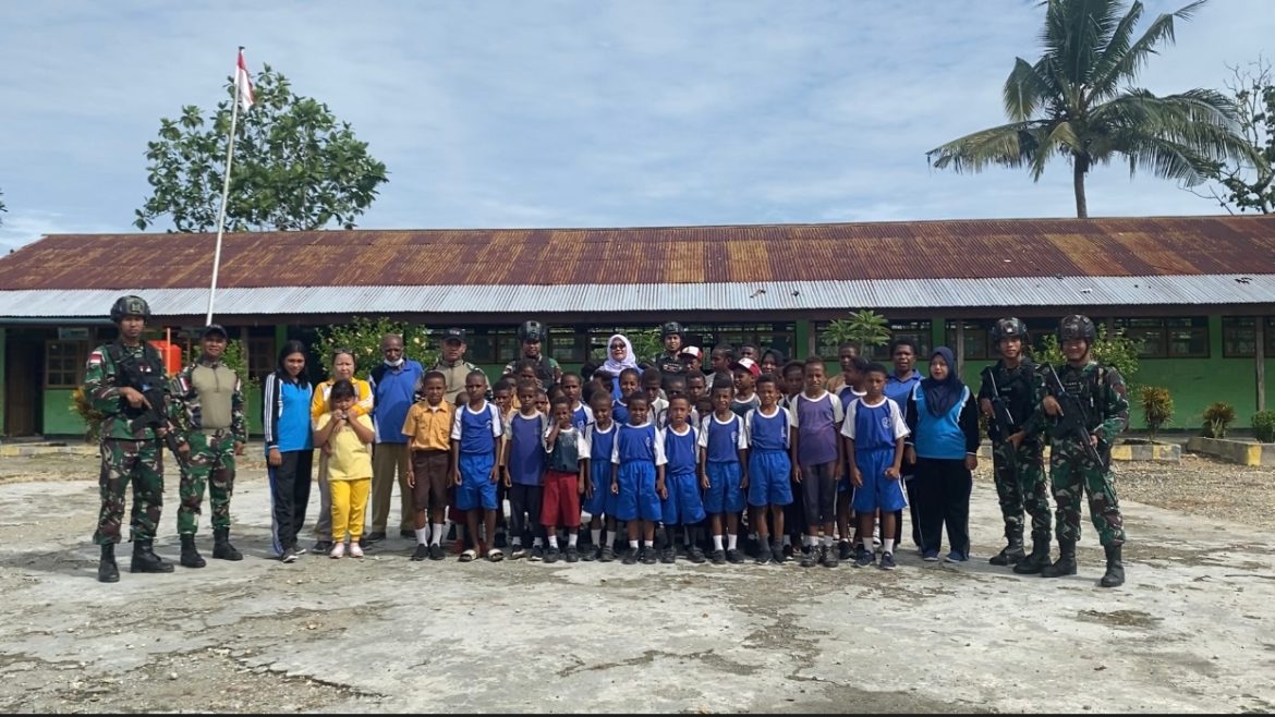 Satgas Yonif 132/BS Tanamkan Semangat Olahraga Kepada Siswa-Siswi Sekolah Di Perbatasan