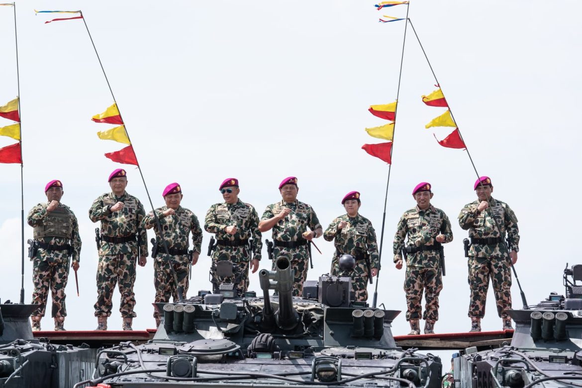 Sukses Ikut Simulasi Perang, Puan Jadi Satu-satunya Perempuan Warga Kehormatan Marinir